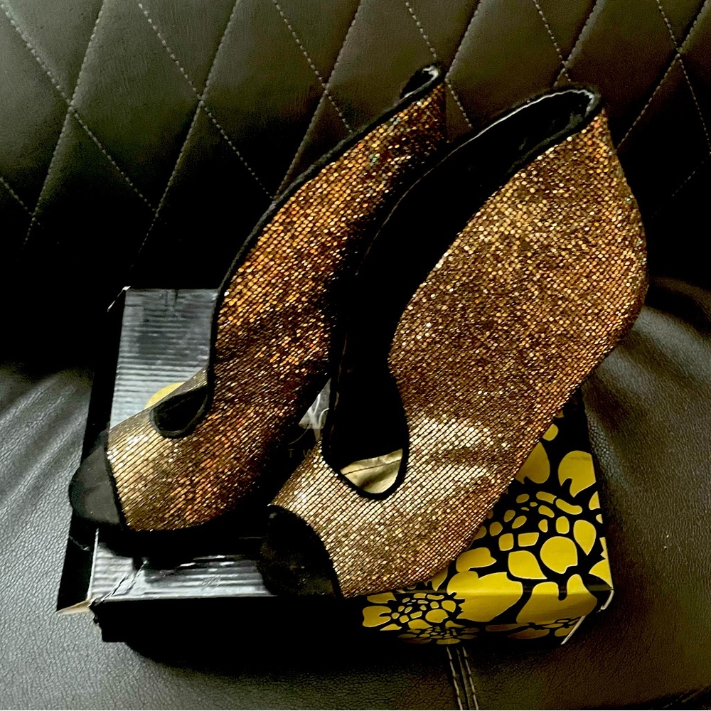 Gently used gold sequin heel bootie’s. Size 8 1/2.